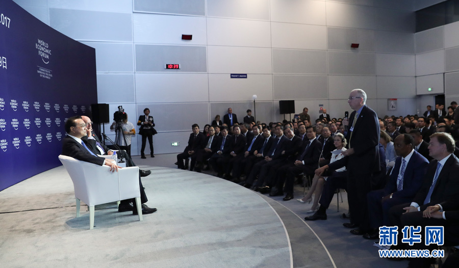 6月28日，国务院总理李克强在大连国际会议中心同出席2017年夏季达沃斯论坛的国际工商企业界代表举行对话会。新华社记者 庞兴雷 摄