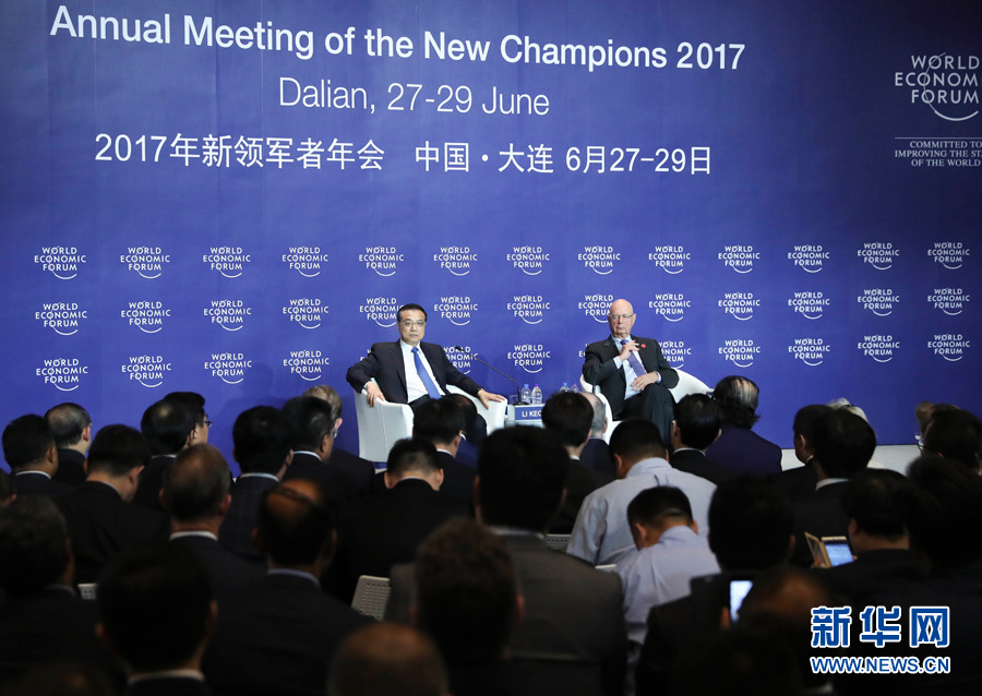 6月28日，国务院总理李克强在大连国际会议中心同出席2017年夏季达沃斯论坛的国际工商企业界代表举行对话会。新华社记者 庞兴雷 摄