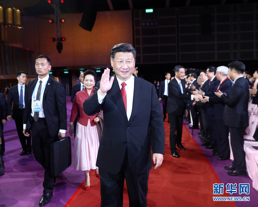 6月30日晚，中共中央总书记、国家主席、中央军委主席习近平在香港会展中心观看《心连心&middot;创未来》庆祝香港回归祖国20周年文艺晚会。这是习近平和夫人彭丽媛步入晚会现场。新华社记者 鞠鹏 摄