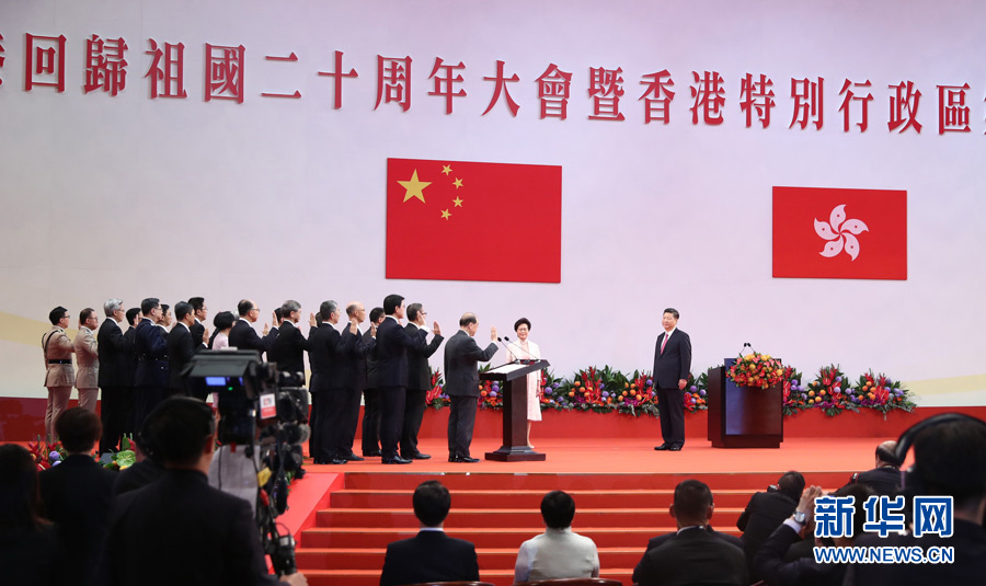 7月1日上午,庆祝香港回归祖国20周年大会暨香港特别行政区第五届政府就职典礼在香港会展中心隆重举行。中共中央总书记、国家主席、中央军委主席习近平出席并发表重要讲话。这是习近平监誓,香港特别行政区第五届政府主要官员在林郑月娥带领下宣誓就职。新华社记者 鞠鹏 摄 7月1日上午,庆祝香港回归祖国20周年大会暨香港特别行政区第五届政府就职典礼在香港会展中心隆重举行。中共中央总书记、国家主席、中央军委主席习近平出席并发表重要讲话。这是习近平监誓,香港特别行政区第五届政府主要官员在林郑月娥带领下宣誓就职。新华社记者 鞠鹏 摄