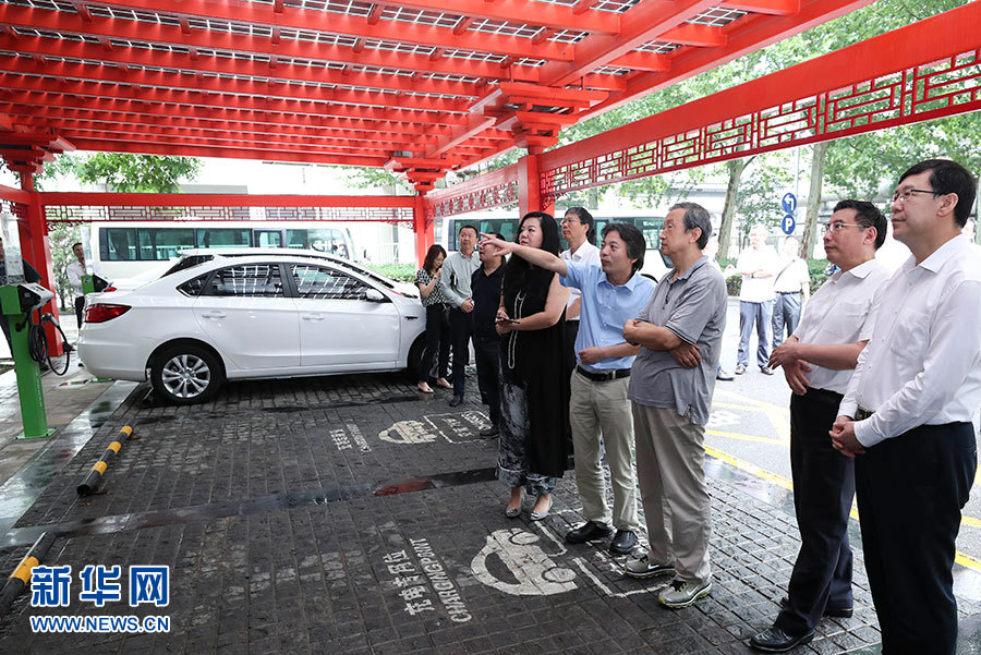 近日,中共中央政治局委员、国务院副总理马凯在北京调研新能源汽车产业发展。这是7月4日,马凯在北京深入新能源汽车充换电设施、充电服务平台、分时租赁等单位调研。新华社记者 庞兴雷 摄 近日,中共中央政治局委员、国务院副总理马凯在北京调研新能源汽车产业发展。这是7月4日,马凯在北京深入新能源汽车充换电设施、充电服务平台、分时租赁等单位调研。新华社记者 庞兴雷 摄