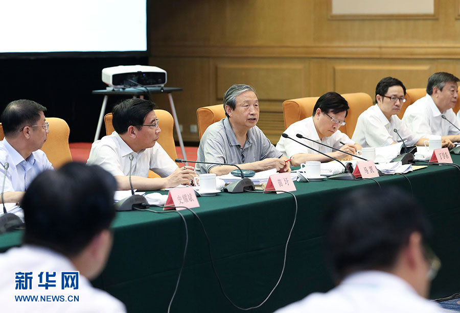 近日,中共中央政治局委员、国务院副总理马凯在北京调研新能源汽车产业发展。这是7月4日,马凯在北京深入新能源汽车充换电设施、充电服务平台、分时租赁等单位调研,并主持召开推广应用座谈会。新华社记者 庞兴雷 摄 近日,中共中央政治局委员、国务院副总理马凯在北京调研新能源汽车产业发展。这是7月4日,马凯在北京深入新能源汽车充换电设施、充电服务平台、分时租赁等单位调研,并主持召开推广应用座谈会。新华社记者 庞兴雷 摄