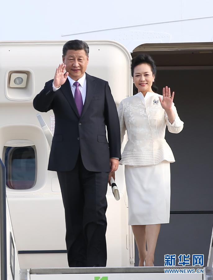 7月4日，国家主席习近平乘专机抵达柏林，开始对德意志联邦共和国进行国事访问。这是习近平和夫人彭丽媛步出舱门。 新华社记者 姚大伟 摄