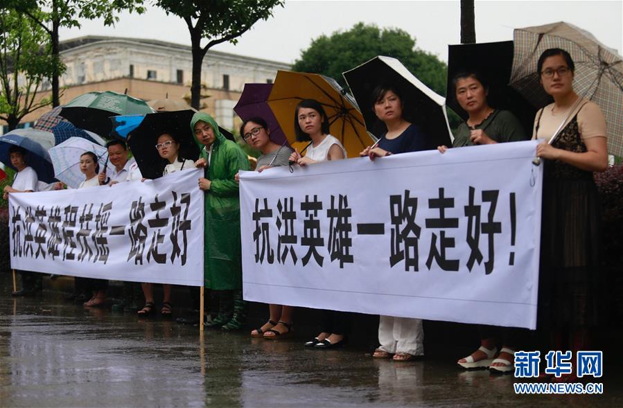 （新华全媒头条&middot;图文互动）（2）你用担当抚平风浪&mdash;&mdash;抗洪抢险一线党员干部群像