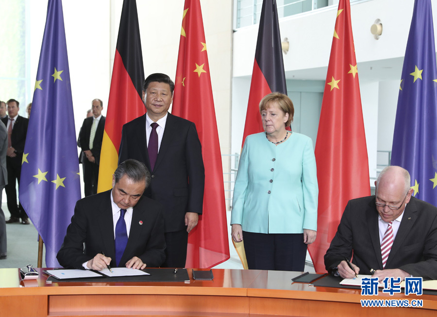 7月5日，国家主席习近平在柏林同德国总理默克尔举行会谈。会谈后，两国领导人共同见证了航天、智能制造、工业互联网、数字化、第三方市场、大熊猫合作研究等领域多项双边合作文件的签署。新华社记者马占成摄