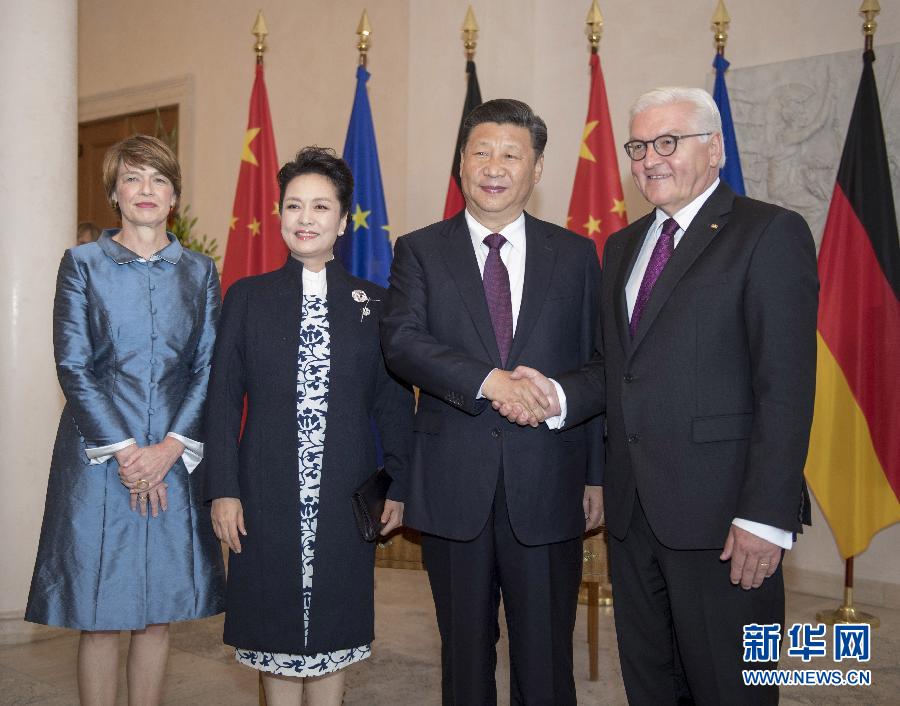 7月5日，国家主席习近平在柏林会见德国总统施泰因迈尔。会见前，施泰因迈尔在总统府花园为习近平举行隆重欢迎仪式。这是习近平和夫人彭丽媛同施泰因迈尔夫妇合影。新华社记者 李学仁 摄