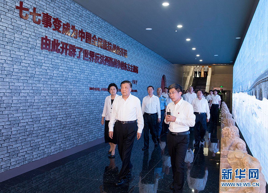 7月7日，纪念全民族抗战爆发80周年仪式在中国人民抗日战争纪念馆举行。中共中央政治局常委、中央书记处书记刘云山出席仪式并讲话。这是仪式后，刘云山参观《全民抗战伟大壮举&mdash;&mdash;纪念全民族抗战爆发80周年专题展览》。 新华社记者丁林摄