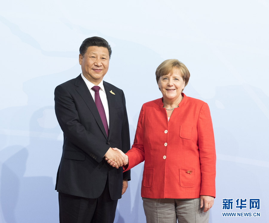 7月7日，二十国集团领导人第十二次峰会在德国汉堡举行。国家主席习近平出席并发表题为《坚持开放包容　推动联动增长》的重要讲话。这是峰会开始前，习近平受到德国总理默克尔迎接。新华社记者 李学仁 摄 