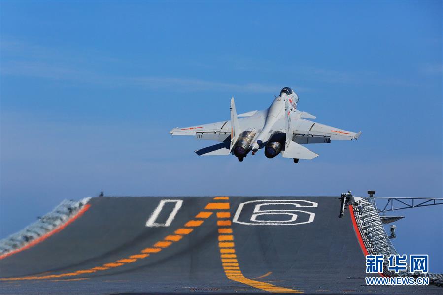一架歼-15舰载战斗机从辽宁舰滑跃起飞（2017年7月1日摄）。 新华社记者 曾涛 摄