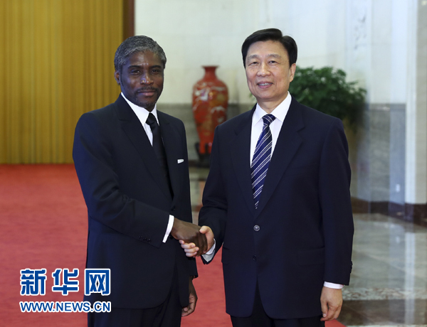 7月13日,中国国家副主席李源潮在北京人民大会堂与赤道几内亚副总统曼格会谈。 新华社记者 谢环驰 摄 7月13日,中国国家副主席李源潮在北京人民大会堂与赤道几内亚副总统曼格会谈。 新华社记者 谢环驰 摄