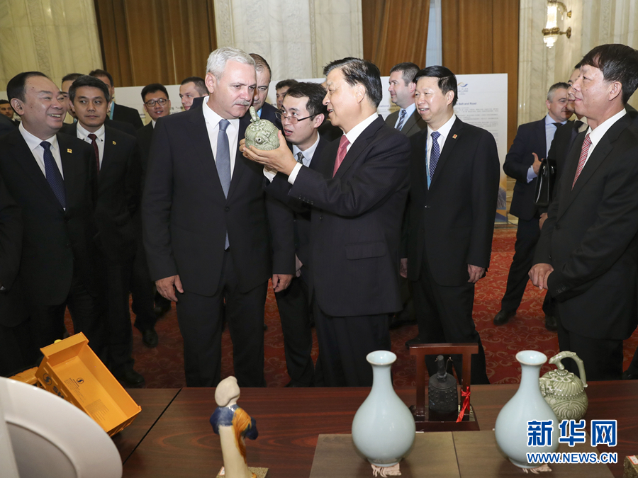 7月12日至15日，应罗马尼亚社会民主党主席、众议长德拉格内亚邀请，中共中央政治局常委、中央书记处书记刘云山对罗马尼亚进行正式友好访问。这是7月14日，在&ldquo;2017中国－中东欧政党对话会&rdquo;前，刘云山和德拉格内亚参观中国地方政府推介展。 新华社记者 庞兴雷 摄