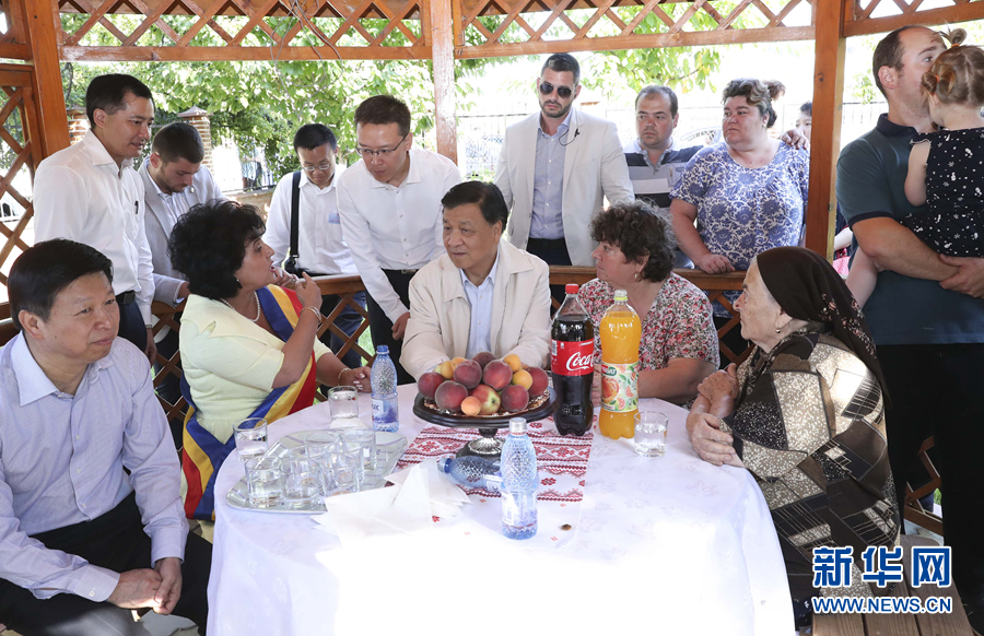 7月12日至15日，应罗马尼亚社会民主党主席、众议长德拉格内亚邀请，中共中央政治局常委、中央书记处书记刘云山对罗马尼亚进行正式友好访问。这是7月15日，刘云山在康斯坦察访问时同当地民众交流。 新华社记者 庞兴雷 摄