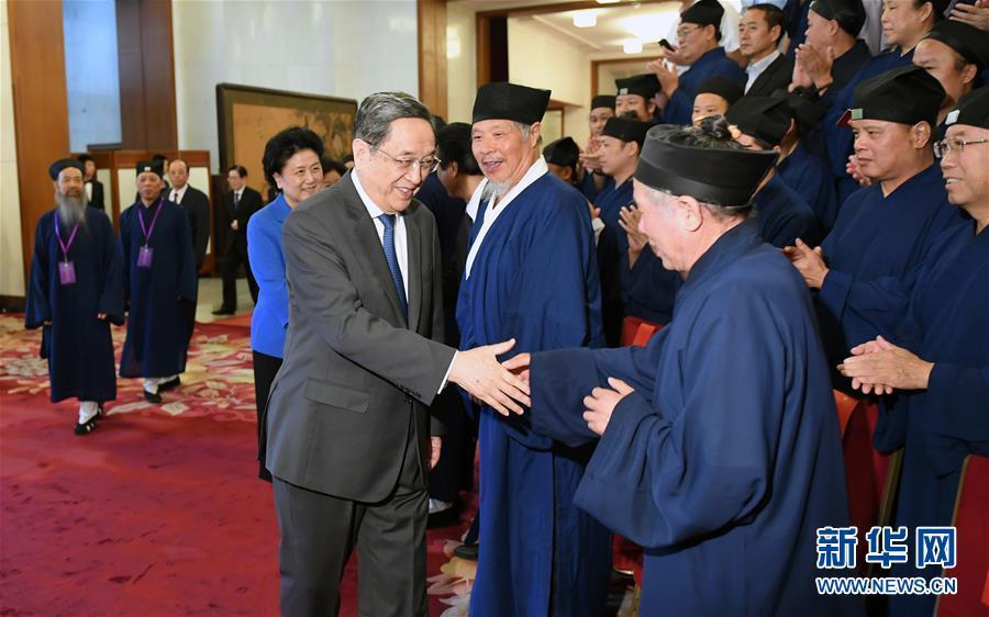 7月17日,中国道教协会成立60周年纪念会在北京人民大会堂举行。中共中央政治局常委、全国政协主席俞正声会见中国道教协会领导班子成员,并与全体代表合影。新华社记者 张铎 摄 7月17日,中国道教协会成立60周年纪念会在北京人民大会堂举行。中共中央政治局常委、全国政协主席俞正声会见中国道教协会领导班子成员,并与全体代表合影。新华社记者 张铎 摄