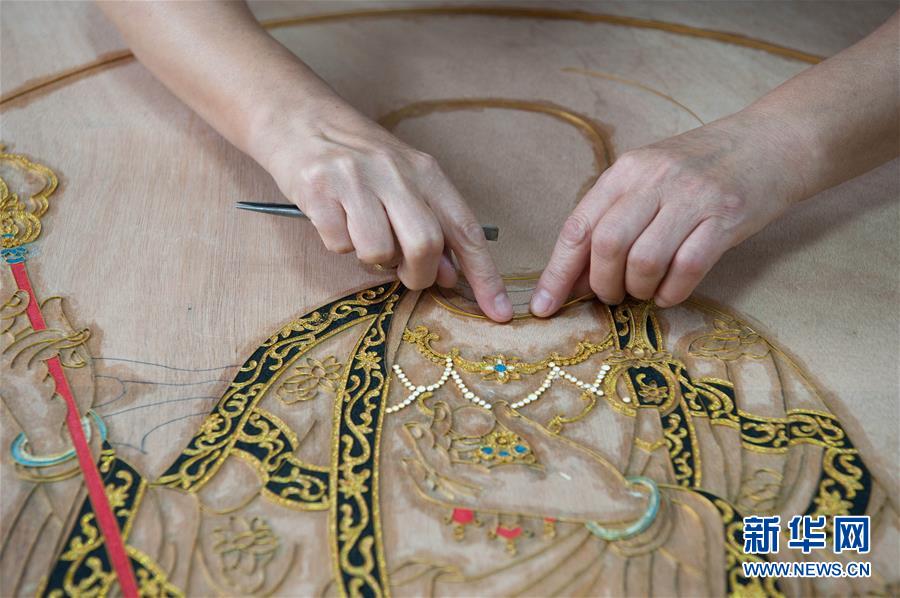 #（感悟非遗）（2）金丝彩釉：用金丝与矿砂作画