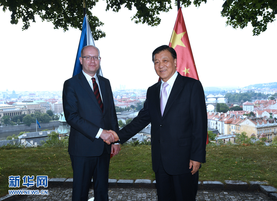 7月16日至19日，应捷克社会民主党副主席、众议长哈马切克邀请，中共中央政治局常委、中央书记处书记刘云山对捷克进行正式友好访问。这是7月18日，刘云山在布拉格会见捷克总理索博特卡。新华社记者 饶爱民 摄