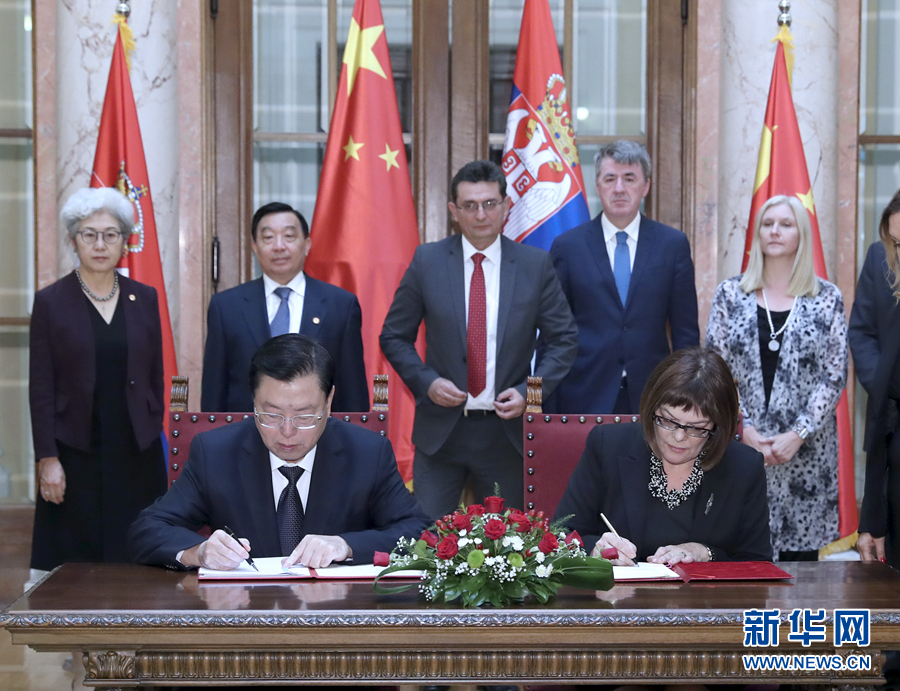 7月16日至19日，应塞尔维亚国民议会议长戈伊科维奇邀请，全国人大常委会委员长张德江对塞尔维亚进行正式友好访问。这是7月16日，张德江与塞尔维亚国民议会议长戈伊科维奇举行会谈后共同签署中国全国人大与塞尔维亚国民议会合作谅解备忘录。新华社记者 马占成 摄