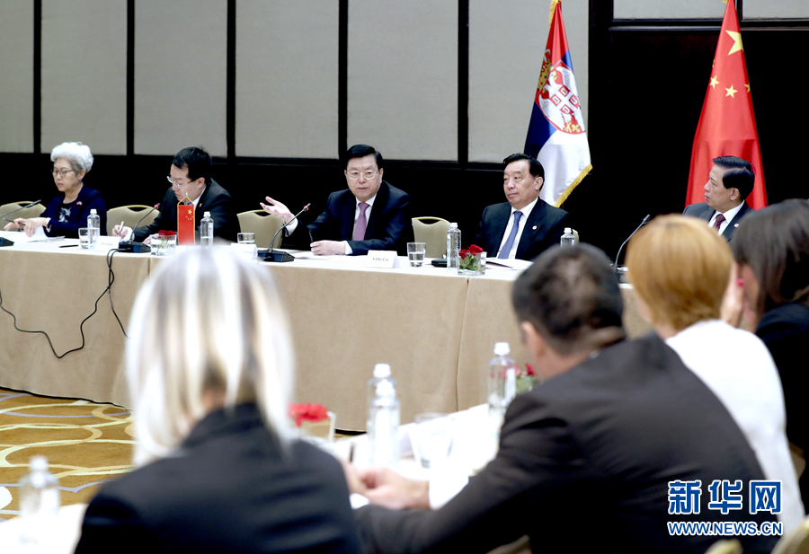 7月16日至19日，应塞尔维亚国民议会议长戈伊科维奇邀请，全国人大常委会委员长张德江对塞尔维亚进行正式友好访问。这是7月18日，张德江在贝尔格莱德与塞议会塞中友好小组议员进行座谈。新华社记者 马占成 摄
