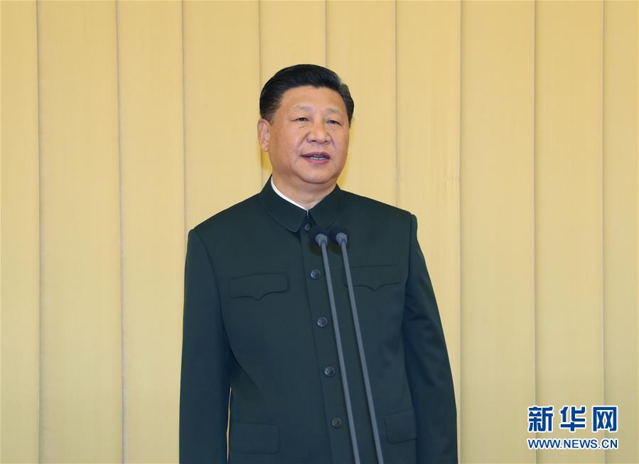 7月19日，新调整组建的军事科学院、国防大学、国防科技大学成立大会暨军队院校、科研机构、训练机构主要领导座谈会在北京八一大楼举行。中共中央总书记、国家主席、中央军委主席习近平向军事科学院、国防大学、国防科技大学授军旗、致训词。新华社记者 李刚 摄