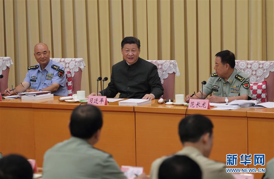 7月19日，新调整组建的军事科学院、国防大学、国防科技大学成立大会暨军队院校、科研机构、训练机构主要领导座谈会在北京八一大楼举行。中共中央总书记、国家主席、中央军委主席习近平向军事科学院、国防大学、国防科技大学授军旗、致训词，出席座谈会并发表重要讲话。新华社记者 李刚 摄