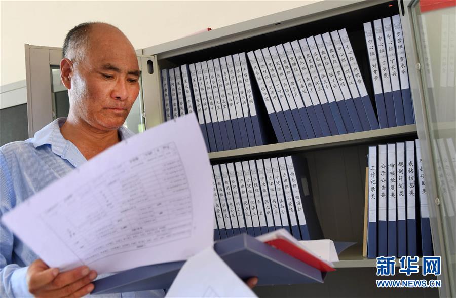 （砥砺奋进的五年·图片故事）（3）一位村支书的产业扶贫之路