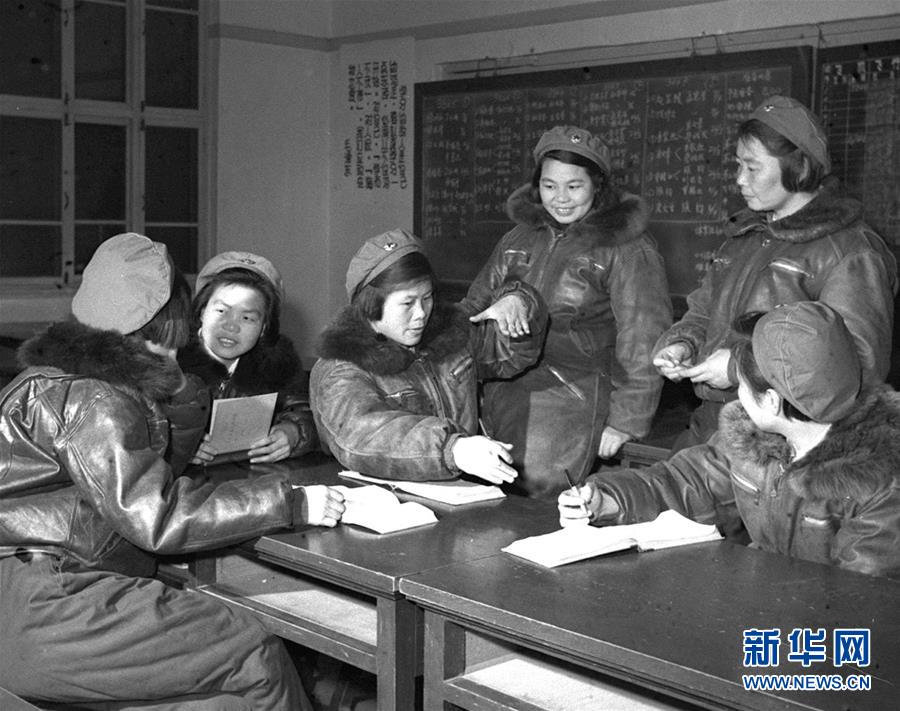 （建军90周年·90个第一·图文互动）第一批女飞行员：毛泽东称赞，细妹子不简单，飞得好高啊