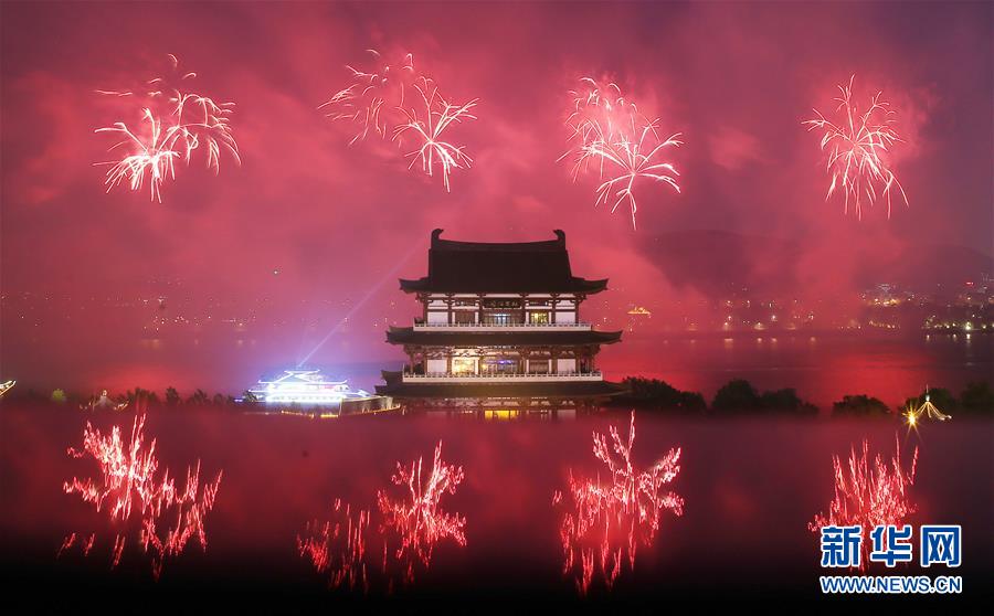 #（社会）（2）长沙橘子洲举行焰火晚会 庆祝建军90周年