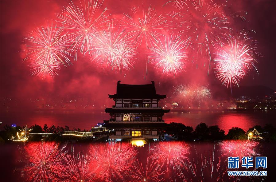 #（社会）（5）长沙橘子洲举行焰火晚会 庆祝建军90周年