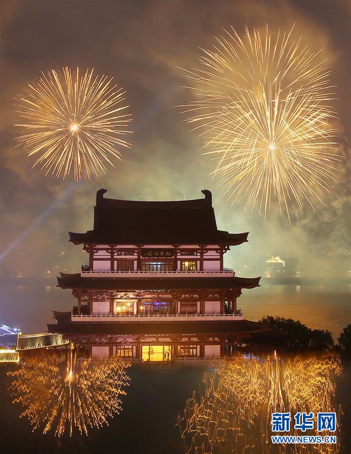 #（社会）（6）长沙橘子洲举行焰火晚会 庆祝建军90周年