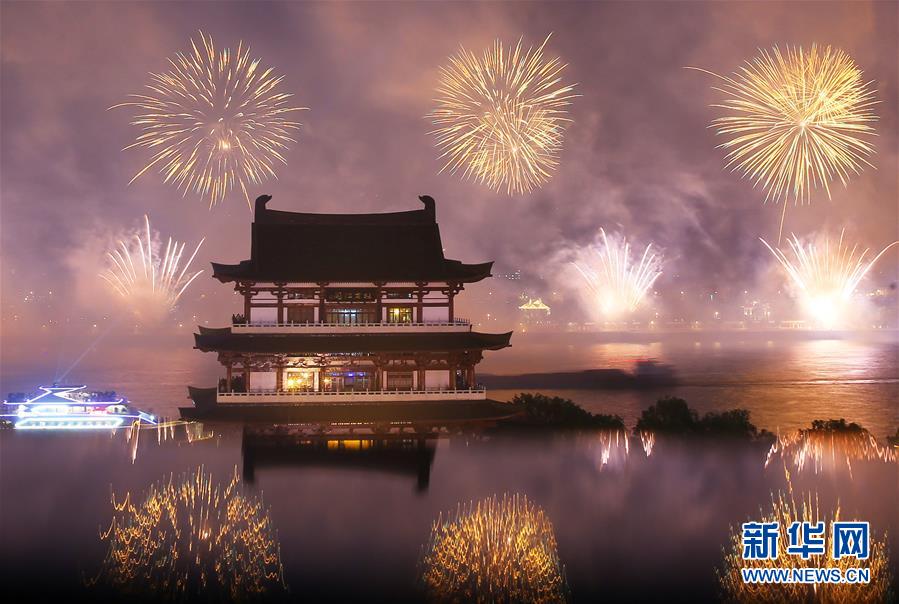 #（社会）（4）长沙橘子洲举行焰火晚会 庆祝建军90周年