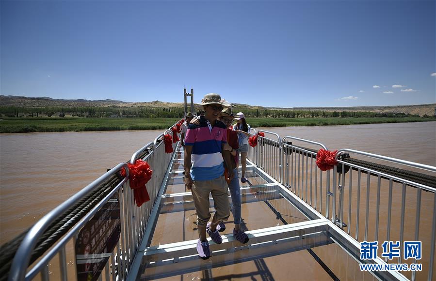（社会）（7）横跨黄河玻璃桥 惊艳亮相沙坡头