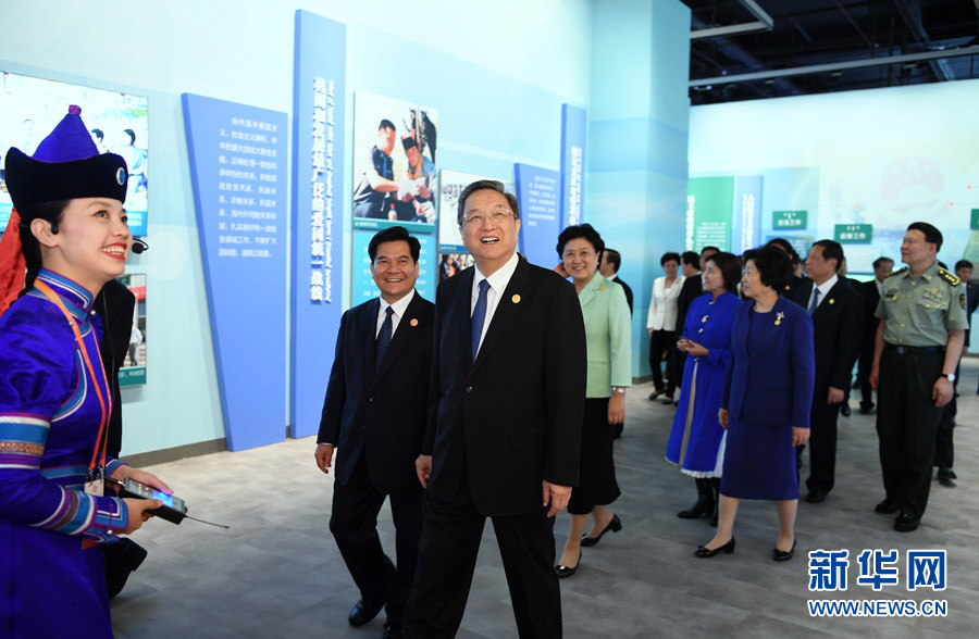 8月7日，中共中央政治局常委、全国政协主席、中央代表团团长俞正声率代表团全体成员来到内蒙古展览馆，参观《守望相助团结奋斗——庆祝内蒙古自治区成立70周年展览》。 新华社记者 张领 摄