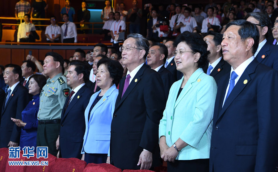 8月7日，庆祝内蒙古自治区成立70周年文艺晚会《赞歌》在内蒙古乌兰恰特大剧院举行。中共中央政治局常委、全国政协主席、中央代表团团长俞正声和各族各界干部群众等共约1300人观看演出。新华社记者 张领 摄