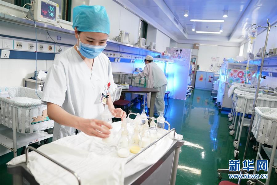 （图片故事）（1）新生儿重症监护病房（NICU）内的&ldquo;37℃关爱&rdquo;