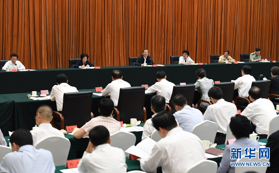 8月8日,中共中央政治局常委、全国政协主席、中央代表团团长俞正声在呼和浩特听取内蒙古自治区党委、政府工作汇报。 新华社记者 张领 摄 8月8日,中共中央政治局常委、全国政协主席、中央代表团团长俞正声在呼和浩特听取内蒙古自治区党委、政府工作汇报。 新华社记者 张领 摄