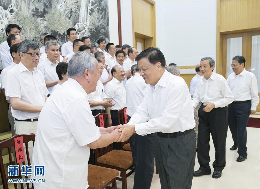 （时政）刘云山看望慰问北戴河暑期休假专家