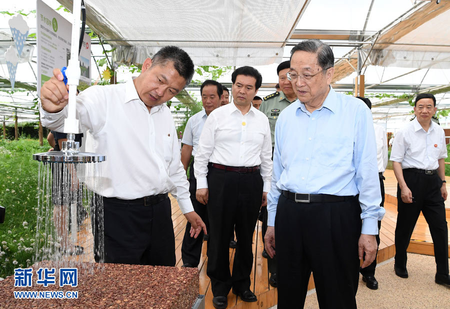 8月9日，中共中央政治局常委、全国政协主席、中央代表团团长俞正声率中央代表团一分团走进呼和浩特基层社区、企业单位，把以习近平同志为核心的党中央的亲切关怀带给当地各族干部群众。这是俞正声在蒙草生态环境（集团）股份有限公司考察生态草原乡土植物馆。新华社记者 张领 摄