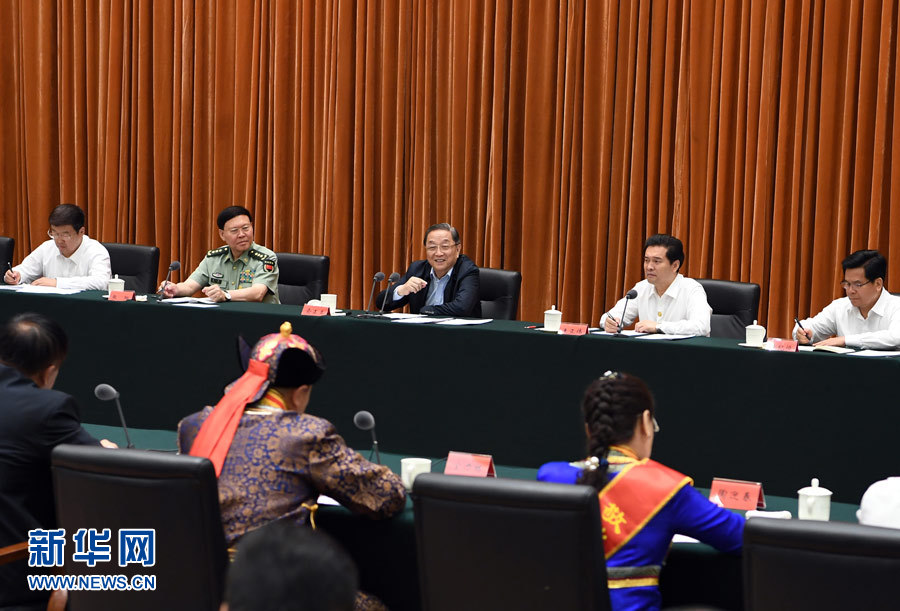 8月9日，中共中央政治局常委、全国政协主席、中央代表团团长俞正声率中央代表团一分团走进呼和浩特基层社区、企业单位，把以习近平同志为核心的党中央的亲切关怀带给当地各族干部群众。这是俞正声出席呼和浩特市庆祝内蒙古自治区成立70周年座谈会并讲话。新华社记者 张领 摄