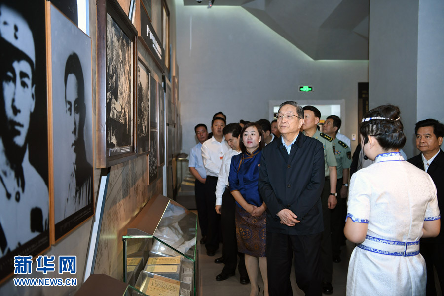 8月9日，中共中央政治局常委、全国政协主席、中央代表团团长俞正声率中央代表团一分团走进呼和浩特基层社区、企业单位，把以习近平同志为核心的党中央的亲切关怀带给当地各族干部群众。这是俞正声来到乌兰夫同志纪念馆参观。新华社记者 张领 摄