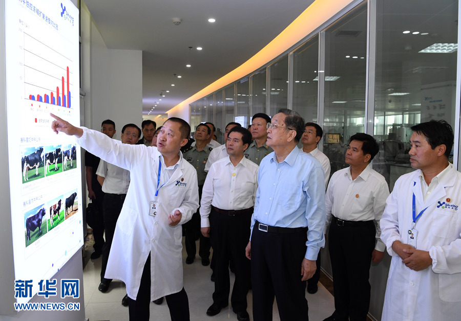 8月9日，中共中央政治局常委、全国政协主席、中央代表团团长俞正声率中央代表团一分团走进呼和浩特基层社区、企业单位，把以习近平同志为核心的党中央的亲切关怀带给当地各族干部群众。这是俞正声在内蒙古赛科星家畜种业与繁育生物技术研究院视察科技产业发展情况。新华社记者 张领 摄