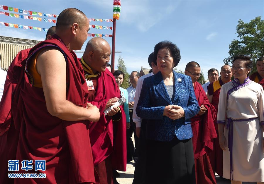 8月10日，中共中央政治局委员、中央统战部部长、中央代表团副团长孙春兰率中央代表团三分团继续在内蒙古自治区阿拉善盟看望慰问，把以习近平同志为核心的党中央的亲切关怀和全国各族人民的美好祝福带给阿拉善各族各界干部群众。这是孙春兰在佛教寺庙延福寺考察。新华社记者 任军川 摄