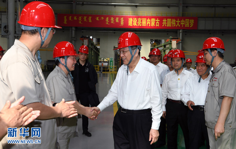 8月10日,中共中央政治局常委、全国政协主席、中央代表团团长俞正声率中央代表团一分团,在包头市看望慰问各族干部群众,带来以习近平同志为核心的党中央的亲切关怀和全国各族人民的深情祝福,与大家共同庆祝内蒙古自治区成立70周年。这是俞正声在包头钢铁集团公司稀土钢板材厂与一线职工和劳模代表亲切交流。新华社记者 张领 摄 8月10日,中共中央政治局常委、全国政协主席、中央代表团团长俞正声率中央代表团一分团,在包头市看望慰问各族干部群众,带来以习近平同志为核心的党中央的亲切关怀和全国各族人民的深情祝福,与大家共同庆祝内蒙古自治区成立70周年。这是俞正声在包头钢铁集团公司稀土钢板材厂与一线职工和劳模代表亲切交流。新华社记者 张领 摄