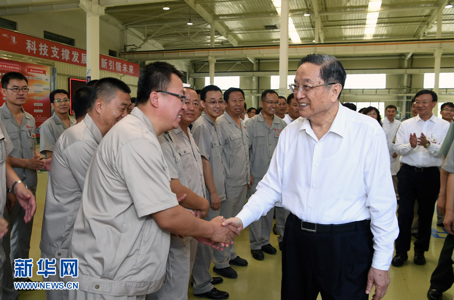 8月10日,中共中央政治局常委、全国政协主席、中央代表团团长俞正声率中央代表团一分团,在包头市看望慰问各族干部群众,带来以习近平同志为核心的党中央的亲切关怀和全国各族人民的深情祝福,与大家共同庆祝内蒙古自治区成立70周年。这是俞正声在包头稀土研究院慰问科研人员。新华社记者 张领 摄 8月10日,中共中央政治局常委、全国政协主席、中央代表团团长俞正声率中央代表团一分团,在包头市看望慰问各族干部群众,带来以习近平同志为核心的党中央的亲切关怀和全国各族人民的深情祝福,与大家共同庆祝内蒙古自治区成立70周年。这是俞正声在包头稀土研究院慰问科研人员。新华社记者 张领 摄