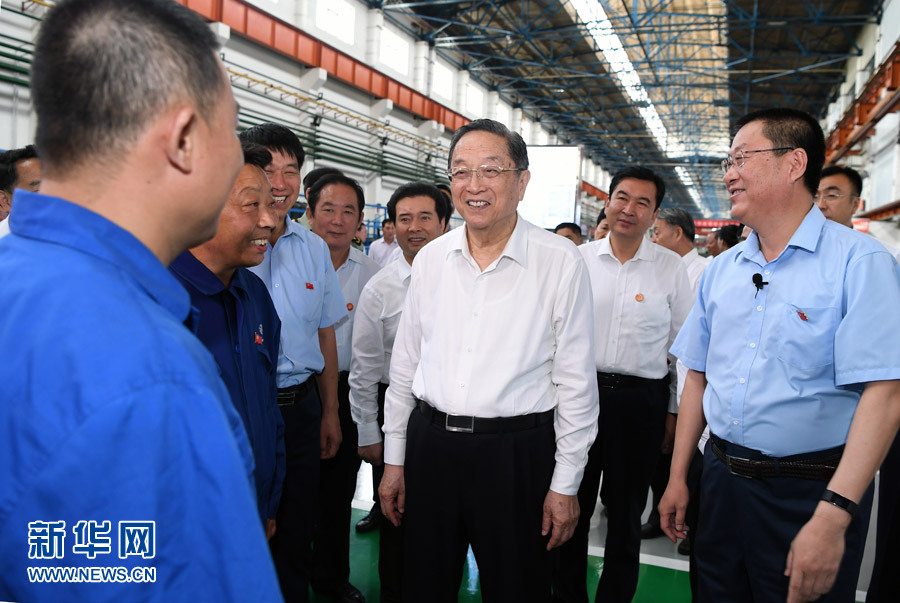 8月10日,中共中央政治局常委、全国政协主席、中央代表团团长俞正声率中央代表团一分团,在包头市看望慰问各族干部群众,带来以习近平同志为核心的党中央的亲切关怀和全国各族人民的深情祝福,与大家共同庆祝内蒙古自治区成立70周年。这是俞正声在内蒙古第一机械集团有限公司生产车间与优秀技术工人代表亲切交谈。新华社记者 张领 摄 8月10日,中共中央政治局常委、全国政协主席、中央代表团团长俞正声率中央代表团一分团,在包头市看望慰问各族干部群众,带来以习近平同志为核心的党中央的亲切关怀和全国各族人民的深情祝福,与大家共同庆祝内蒙古自治区成立70周年。这是俞正声在内蒙古第一机械集团有限公司生产车间与优秀技术工人代表亲切交谈。新华社记者 张领 摄