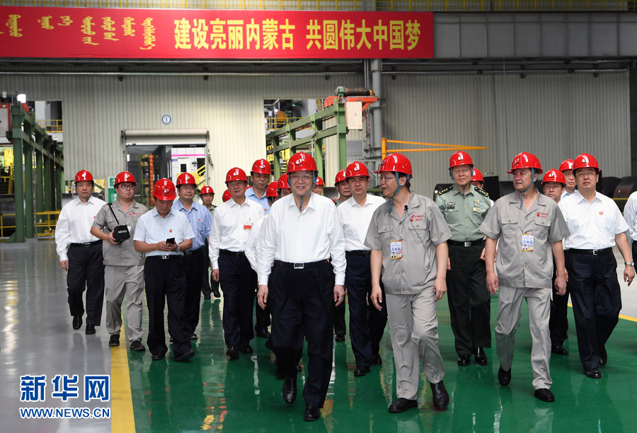 8月10日,中共中央政治局常委、全国政协主席、中央代表团团长俞正声率中央代表团一分团,在包头市看望慰问各族干部群众,带来以习近平同志为核心的党中央的亲切关怀和全国各族人民的深情祝福,与大家共同庆祝内蒙古自治区成立70周年。这是俞正声在包头钢铁集团公司稀土钢板材厂视察车间生产线。新华社记者 张领 摄 8月10日,中共中央政治局常委、全国政协主席、中央代表团团长俞正声率中央代表团一分团,在包头市看望慰问各族干部群众,带来以习近平同志为核心的党中央的亲切关怀和全国各族人民的深情祝福,与大家共同庆祝内蒙古自治区成立70周年。这是俞正声在包头钢铁集团公司稀土钢板材厂视察车间生产线。新华社记者 张领 摄