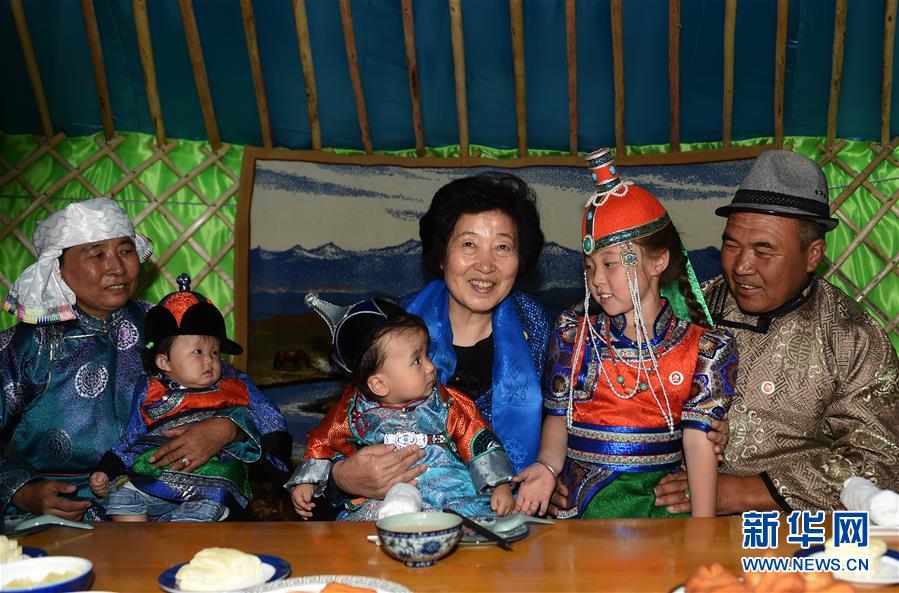 8月11日，带着以习近平同志为核心的党中央的亲切关怀和全国各族人民的美好祝福，中共中央政治局委员、中央统战部部长、中央代表团副团长孙春兰率中央代表团三分团在锡林郭勒盟看望各族干部群众，共同庆祝内蒙古自治区成立70周年。这是孙春兰在锡林浩特市宝力根苏木牧民巴·巴特尔（右一）家中看望。新华社记者 任军川 摄