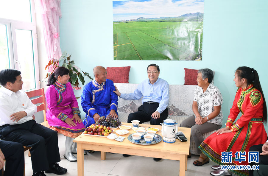 8月11日,带着以习近平同志为核心的党中央的亲切关怀和全国各族人民的真挚祝福,中共中央政治局常委、全国政协主席、中央代表团团长俞正声率中央代表团一分团,在兴安盟看望慰问各族干部群众,共同庆祝内蒙古自治区成立70周年。这是俞正声在乌兰浩特市义勒力特嘎查蒙古族村民包颜军家,仔细询问全家生产、工作和生活情况,鼓励他科学种植经营,稳步提升收入。新华社记者 张领 摄 8月11日,带着以习近平同志为核心的党中央的亲切关怀和全国各族人民的真挚祝福,中共中央政治局常委、全国政协主席、中央代表团团长俞正声率中央代表团一分团,在兴安盟看望慰问各族干部群众,共同庆祝内蒙古自治区成立70周年。这是俞正声在乌兰浩特市义勒力特嘎查蒙古族村民包颜军家,仔细询问全家生产、工作和生活情况,鼓励他科学种植经营,稳步提升收入。新华社记者 张领 摄