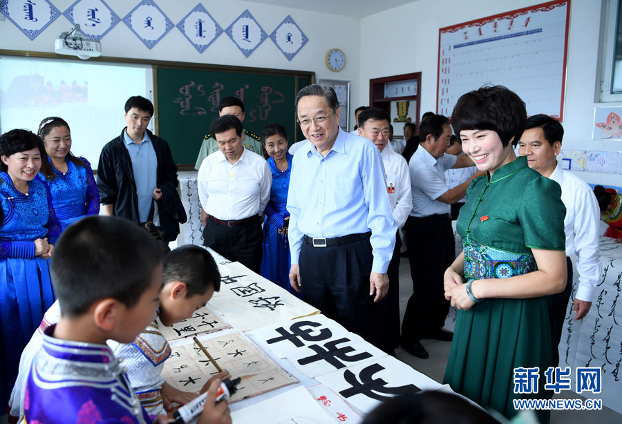8月11日,带着以习近平同志为核心的党中央的亲切关怀和全国各族人民的真挚祝福,中共中央政治局常委、全国政协主席、中央代表团团长俞正声率中央代表团一分团,在兴安盟看望慰问各族干部群众,共同庆祝内蒙古自治区成立70周年。这是俞正声在乌兰浩特蒙古族小学了解办学情况,与师生互动交流。新华社记者 张领 摄 8月11日,带着以习近平同志为核心的党中央的亲切关怀和全国各族人民的真挚祝福,中共中央政治局常委、全国政协主席、中央代表团团长俞正声率中央代表团一分团,在兴安盟看望慰问各族干部群众,共同庆祝内蒙古自治区成立70周年。这是俞正声在乌兰浩特蒙古族小学了解办学情况,与师生互动交流。新华社记者 张领 摄