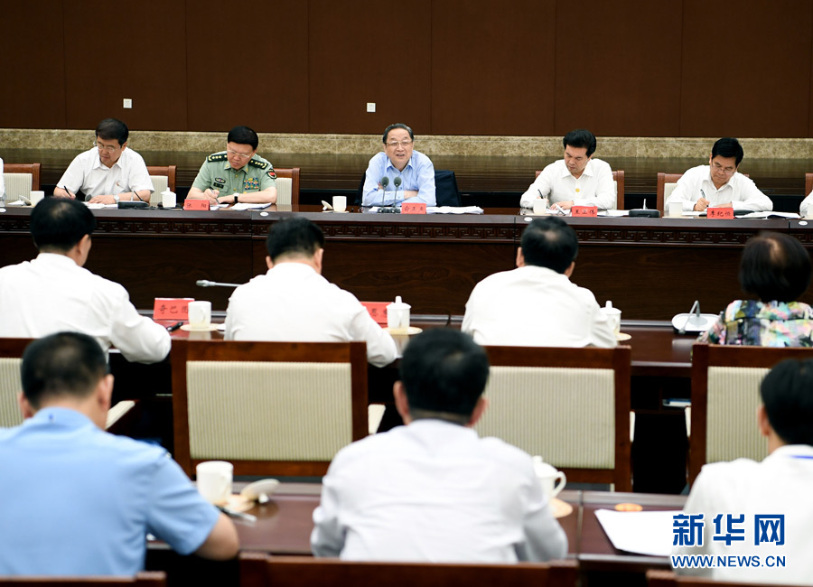 8月11日,带着以习近平同志为核心的党中央的亲切关怀和全国各族人民的真挚祝福,中共中央政治局常委、全国政协主席、中央代表团团长俞正声率中央代表团一分团,在兴安盟看望慰问各族干部群众,共同庆祝内蒙古自治区成立70周年。这是俞正声出席兴安盟庆祝内蒙古自治区成立70周年座谈会并讲话。新华社记者 张领 摄 8月11日,带着以习近平同志为核心的党中央的亲切关怀和全国各族人民的真挚祝福,中共中央政治局常委、全国政协主席、中央代表团团长俞正声率中央代表团一分团,在兴安盟看望慰问各族干部群众,共同庆祝内蒙古自治区成立70周年。这是俞正声出席兴安盟庆祝内蒙古自治区成立70周年座谈会并讲话。新华社记者 张领 摄