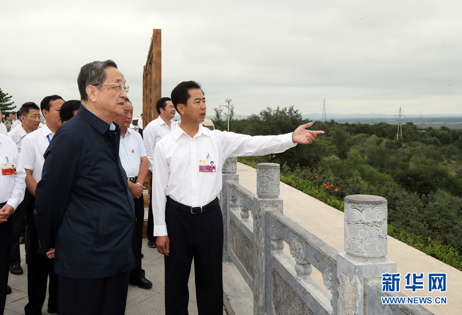 8月11日,带着以习近平同志为核心的党中央的亲切关怀和全国各族人民的真挚祝福,中共中央政治局常委、全国政协主席、中央代表团团长俞正声率中央代表团一分团,在兴安盟看望慰问各族干部群众,共同庆祝内蒙古自治区成立70周年。这是俞正声来到乌兰浩特罕山生态修复示范区,考察生态修复治理与棚户区改造推进情况。新华社记者 姚大伟 摄 8月11日,带着以习近平同志为核心的党中央的亲切关怀和全国各族人民的真挚祝福,中共中央政治局常委、全国政协主席、中央代表团团长俞正声率中央代表团一分团,在兴安盟看望慰问各族干部群众,共同庆祝内蒙古自治区成立70周年。这是俞正声来到乌兰浩特罕山生态修复示范区,考察生态修复治理与棚户区改造推进情况。新华社记者 姚大伟 摄