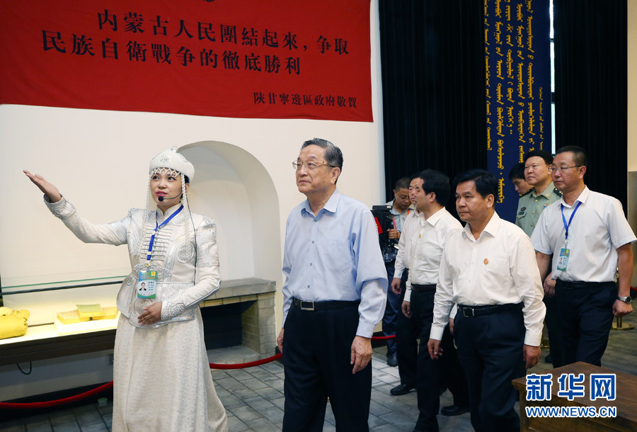 8月11日,带着以习近平同志为核心的党中央的亲切关怀和全国各族人民的真挚祝福,中共中央政治局常委、全国政协主席、中央代表团团长俞正声率中央代表团一分团,在兴安盟看望慰问各族干部群众,共同庆祝内蒙古自治区成立70周年。这是俞正声来到位于乌兰浩特的“五一”会址,认真观看展出的图片、实物和纪实录像,仔细听取情况介绍。新华社记者 姚大伟 摄 8月11日,带着以习近平同志为核心的党中央的亲切关怀和全国各族人民的真挚祝福,中共中央政治局常委、全国政协主席、中央代表团团长俞正声率中央代表团一分团,在兴安盟看望慰问各族干部群众,共同庆祝内蒙古自治区成立70周年。这是俞正声来到位于乌兰浩特的“五一”会址,认真观看展出的图片、实物和纪实录像,仔细听取情况介绍。新华社记者 姚大伟 摄